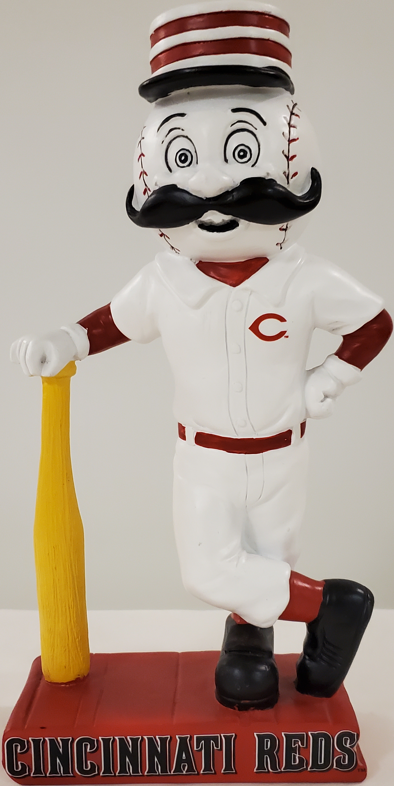 Reds Mascots  Cincinnati Reds